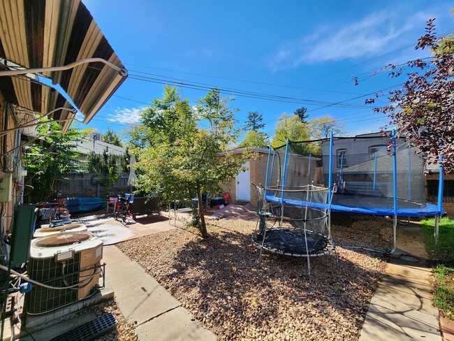 Building Photo - 2 Bed 1 Bath Unit In Great Location of Den...