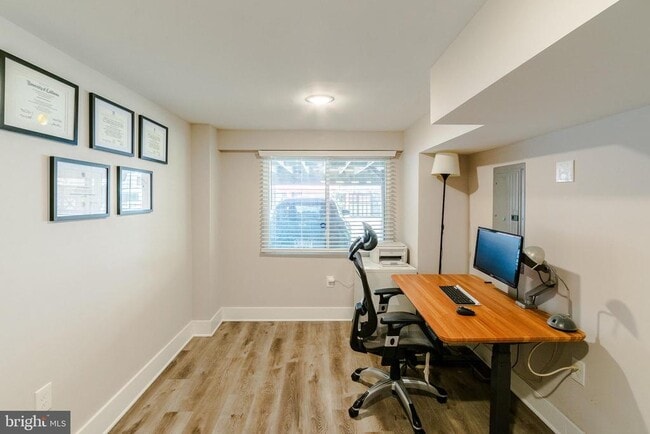 Building Photo - 4841 Larchwood Ave