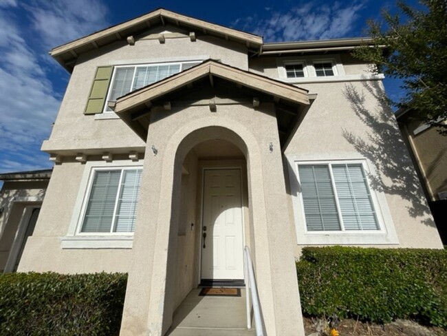 Building Photo - Beautiful 4 bedroom home in heart of Aliso...