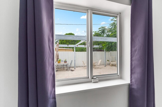 Building Photo - 201 NE 28th Ct