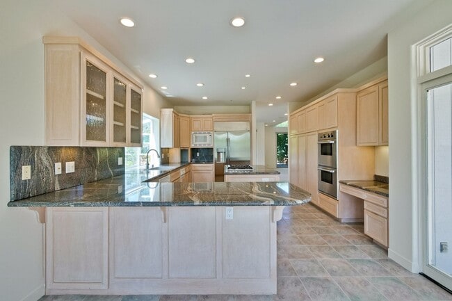 Building Photo - Large 3,767 sqft home on a 10,000 sqft lot- 2 bed located on 1st floor w/ separate entrance - Top...
