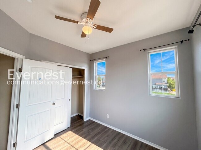 Building Photo - 3 Bed/2.5 Bath Townhome with Modern Amenities / Available Now!