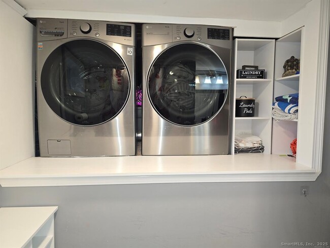 Building Photo - 856 Shagbark Dr