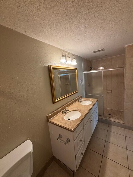 master bathroom - 700 Pennsylvania Ave
