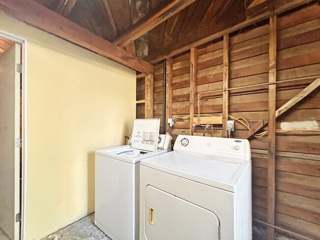Building Photo - Renovated 1B/1BA w/ Walk-In Closet & On-Si...