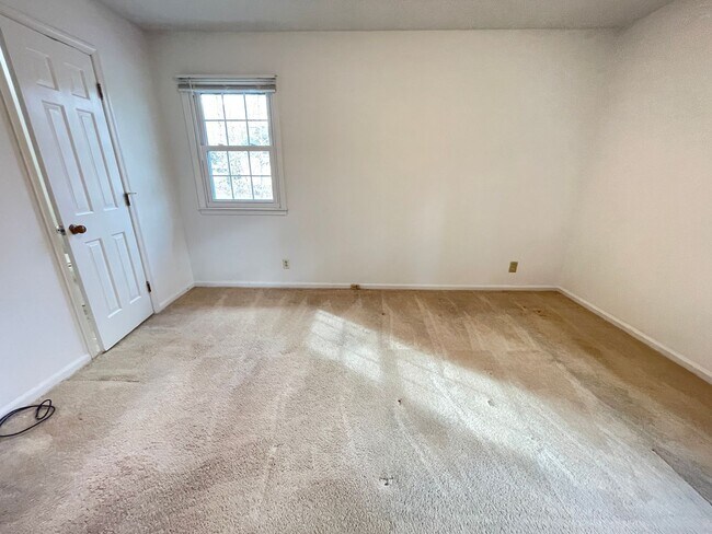 Building Photo - Lovely 3br 2ba home in quiet Chapel Hill neighborhood, walking distance to McDougle Elementary!