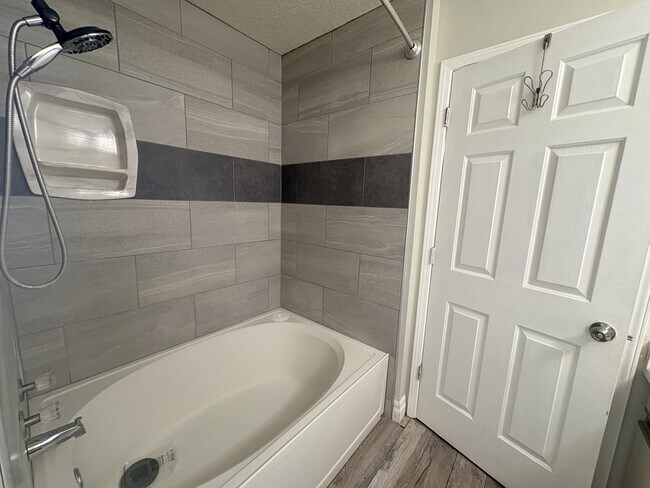 Building Photo - 4049 Montreal Loop NE