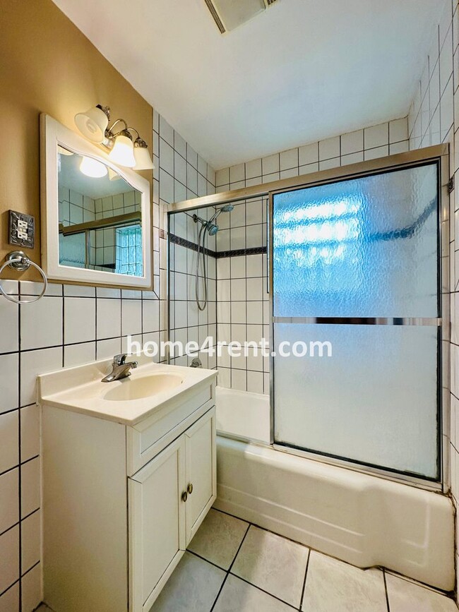 Building Photo - Adorable Ranch in Roeland Park w/ Wood Flo...