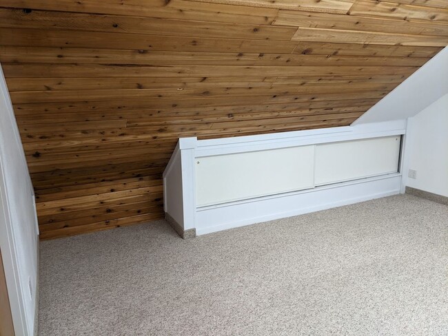 Building Photo - 3 Bedroom 2 Bath Orchards House