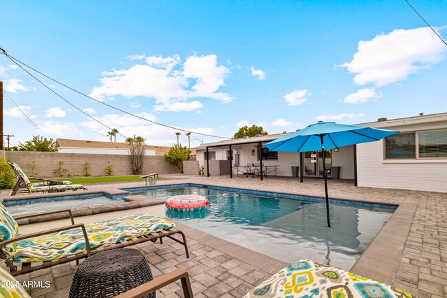 Building Photo - 2546 N 69th Pl