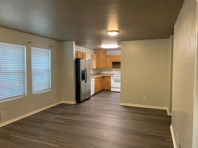 Building Photo - This charming unit has been freshly update...