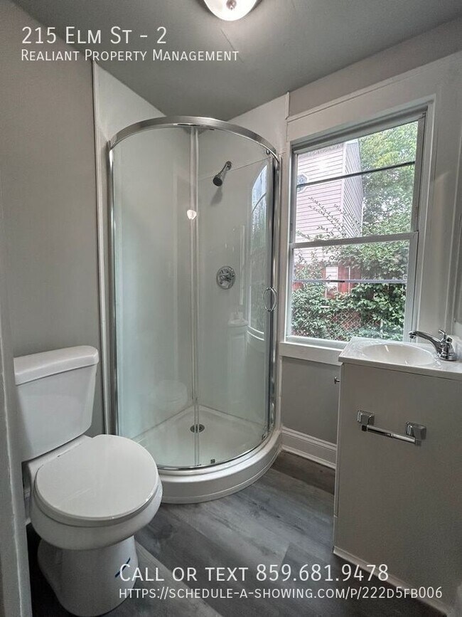 Building Photo - 215 Elm St