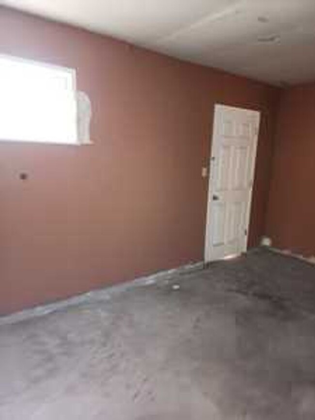 Building Photo - 2 bedroom, 2 baths, 1 car garge House