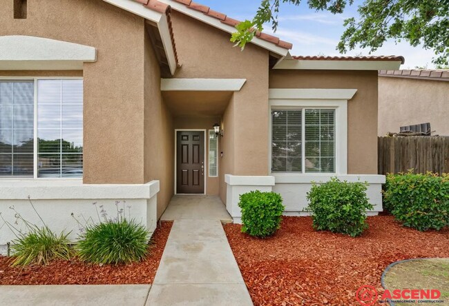 Building Photo - Spacious 4BD/2BA Home in Bakersfield (93312) – Garage, Fireplace & Pet-Friendly!