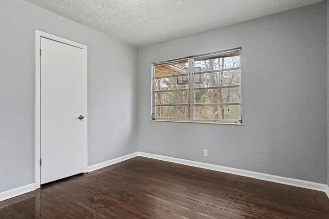 Building Photo - 1147 Oakley Dr