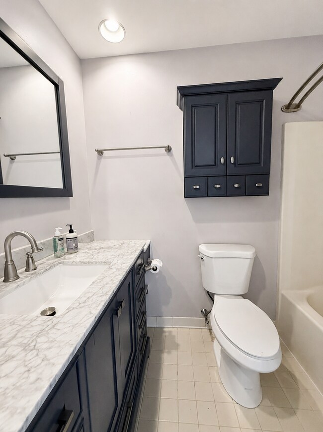 Building Photo - 252 Crescent Dr