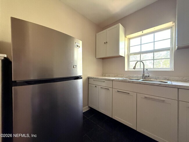 Building Photo - 1557 Ingleside Ave