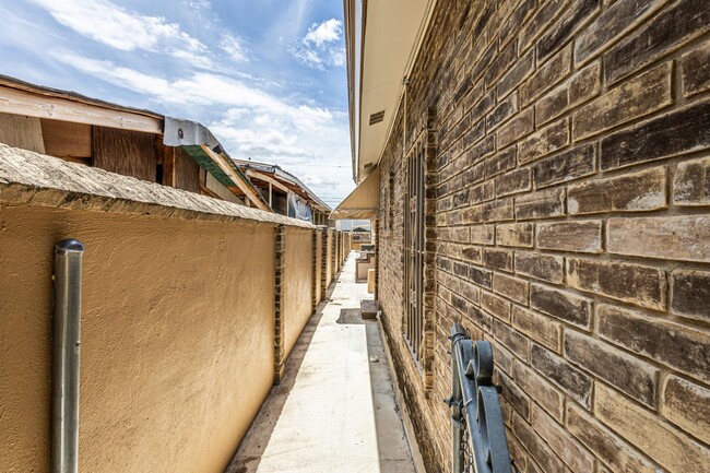 Building Photo - 2006 Piedra China St