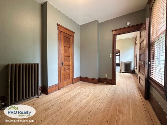 Building Photo - Charming 2 Bedroom Apartment in Northeast ...