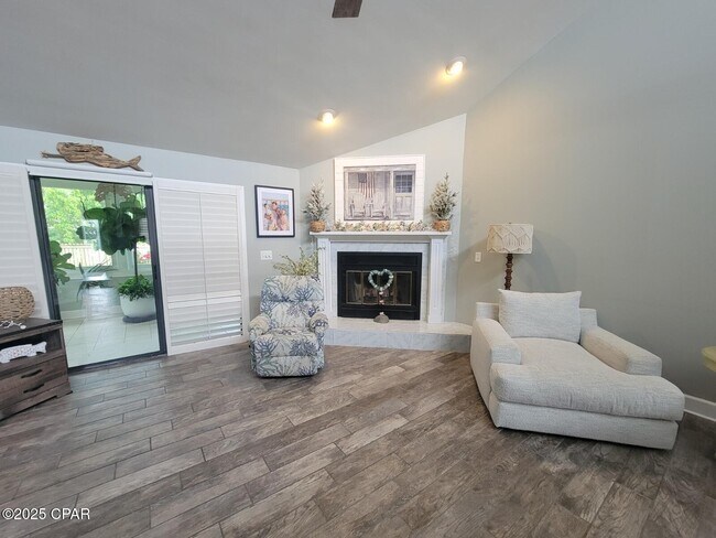 Building Photo - 633 Amberjack Dr