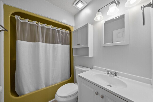 Building Photo - 3 Bedroom Home For Rent Near Needmore Road!