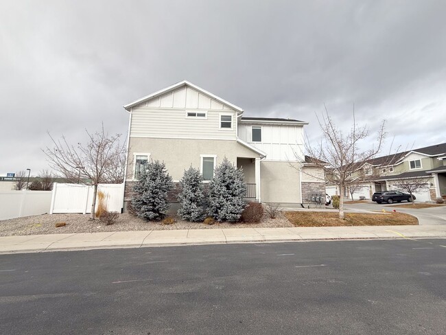 Building Photo - 3 Bed 3 Bath - Townhouse