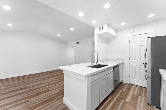 Building Photo - 17331 Red Oak Dr