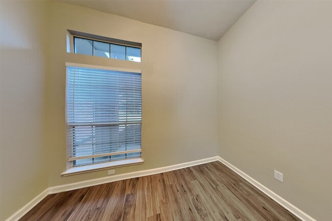 Building Photo - 8831 Aberdeen Oaks Dr