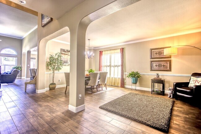 Building Photo - Beautifully Maintained 4 bed/3bath 2 Story Brick home