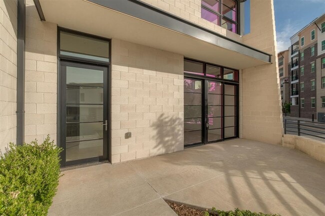 Building Photo - 1303 N Dewey Ave