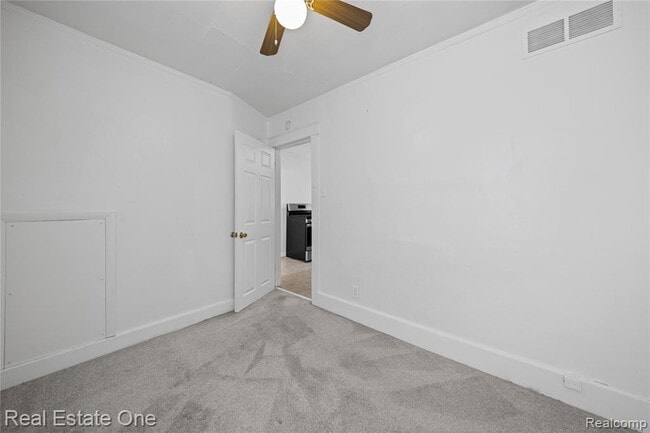 Building Photo - 842 E 10 Mile Rd