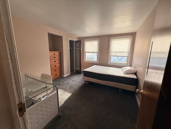 Building Photo - 110 N Gill St