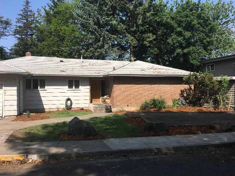 Building Photo - 1015 NE Duncan Ln