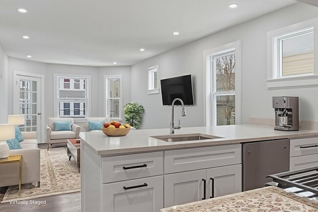 Building Photo - 18 Ronan St