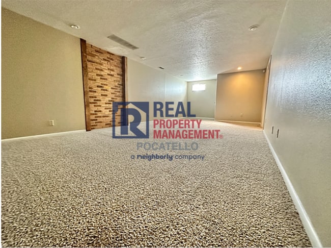 Building Photo - 4 Bedroom 2 Bath - 2 Car Garage House - Do...