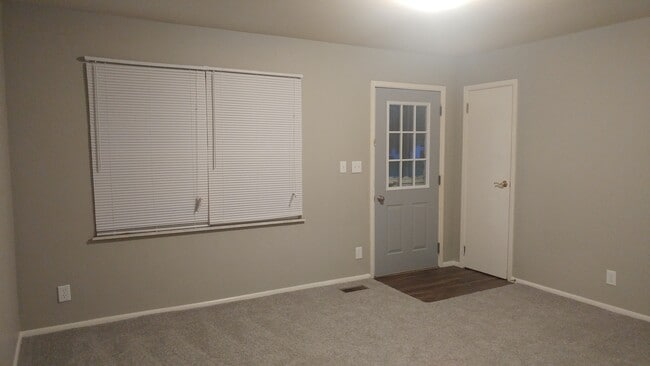 Building Photo - Beautiful single family ranch home located near the mall