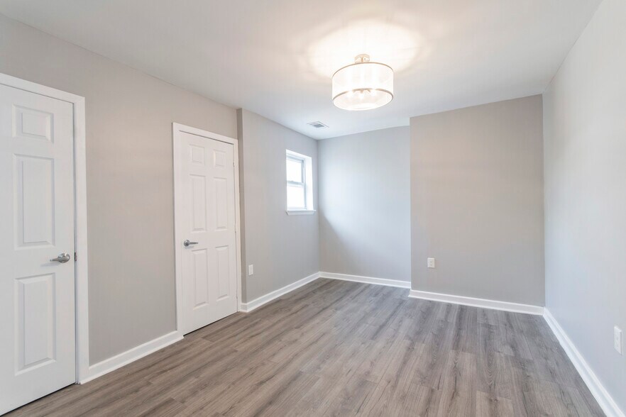 Building Photo - 515 W Girard Ave