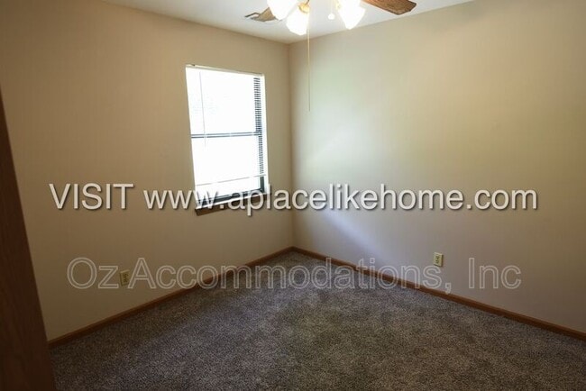 Building Photo - 119 SE Greystone Dr