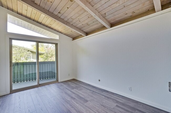Building Photo - 2 Bedroom 1 Bath Two Story Townhome