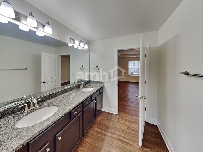 Building Photo - 4502 Tarpon Dr