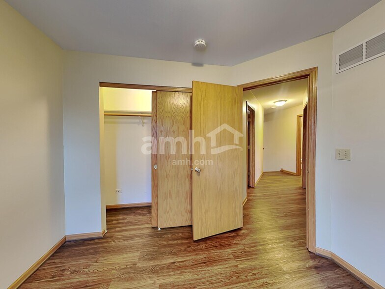 Building Photo - 1910 Prairie Ridge Dr