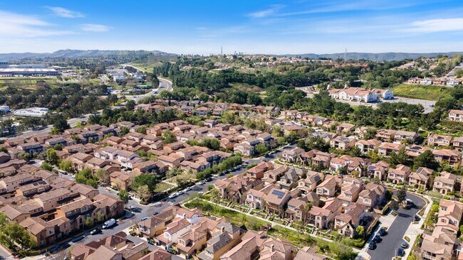 Building Photo - Stunning 4 Bedroom Home in Aliso Viejo!