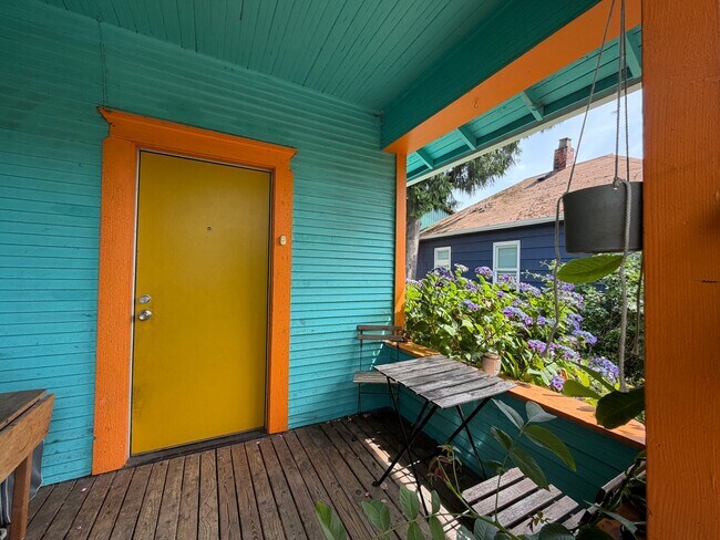 Building Photo - Charming 1,100 Sq Ft 2BR Home in South Park - Prime Seattle Location - Washer/Dryer in Unit!