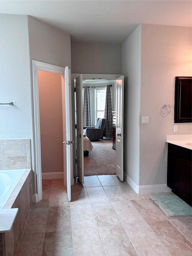 Building Photo - 5408 La Canada Wy