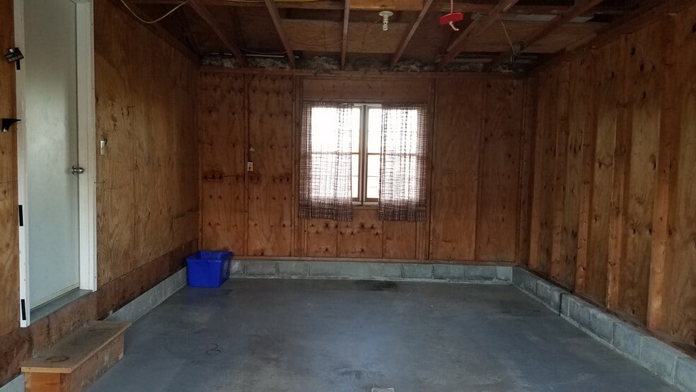 inside large 1 car garage - 605 Peach View Ln