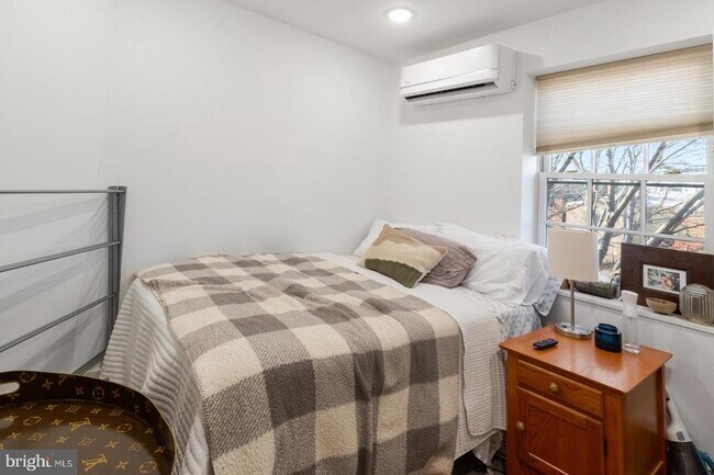 Building Photo - 212 Catharine St