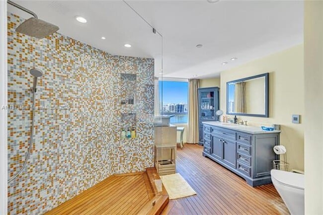 Building Photo - 2600 Island Blvd