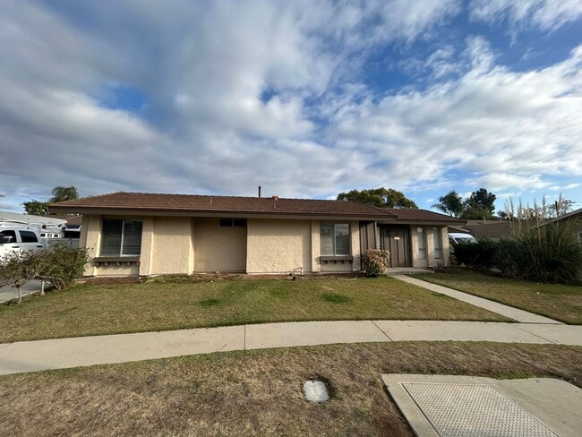 Building Photo - North Tustin Single-Story 2BD/2BA Rear Unit – Large Yard + Garage!