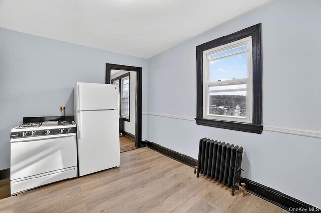 Building Photo - 364 Ashford Ave