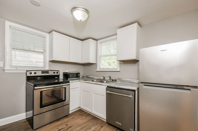 Building Photo - 4 bedroom / 1.5 bath in West Ashley ~ Move...